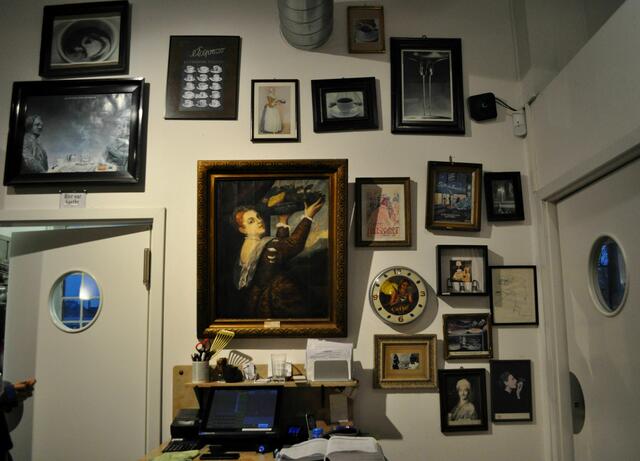 Über dem Tresen des Cafès. | Foto: Daniela Somers