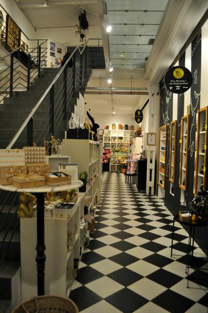 Unten sind die Verkaufsräume und über diese Treppe gehts zum Cafè. | Foto: Daniela Somers