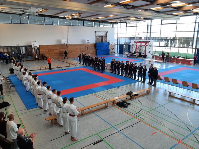 Aufstellung und Begrüßung bei der KVBW-Landesmeisterschaft der Leistungsklasse in der Eppinger Hardwaldhalle | Foto: Karateverein Eppingen