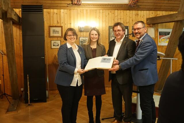 Eintragung ins Goldene Buch der Stadt Lauffen a.N. beim Festakt anlässlich des 100. Geburtstags der Stadtkapelle, Musikverein e.V. Lauffen .N.
von links: 1. Vors. Nicole Müller, Bürgermeisterin Sarina Pfründer, 1. Vors. des Blasmusikkreisverbands Dr. Michael Preusch, 2. Vors. Eugen Buck | Foto: Bk