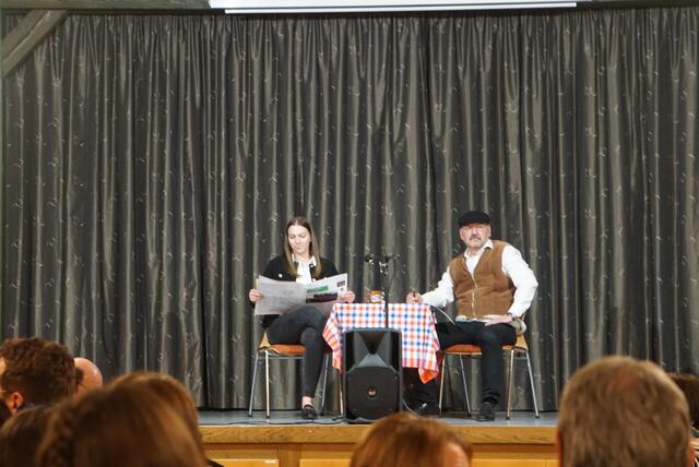 Mundartsketch als Intro zur Jubiläumsveranstaltung der Stadtkapelle Lauffen mit Leona und Eugen Buck | Foto: Bk