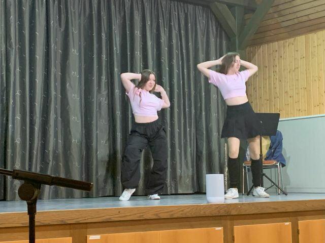 Tanzeinlage von Sarah Lorenz und Jasmin Frye beim Festakt der Stadtkapelle Lauffen | Foto: Bk