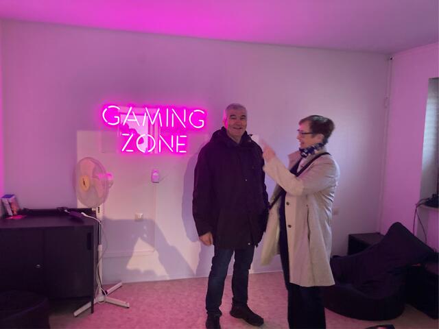 Die "Gaming Zone" (v.l.: Albrecht Rieß, Dagmar Zoller-Lang) | Foto: Freie Wähler Lauffen e.V.