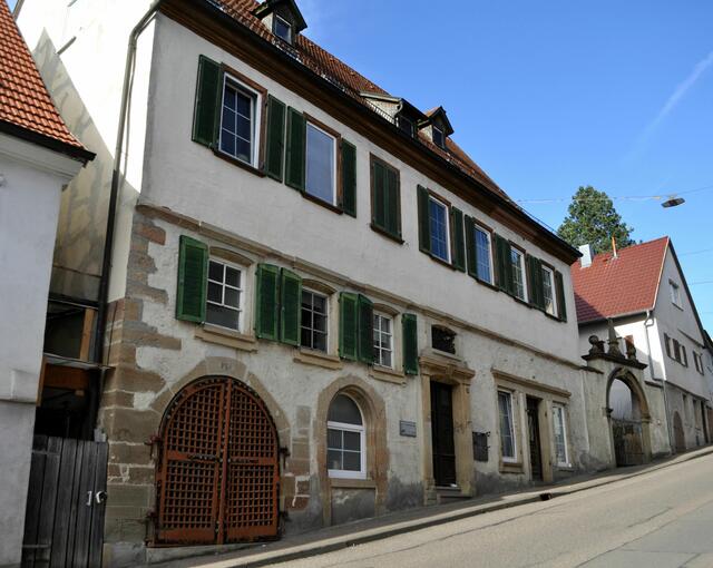 Die Klosterhofmeisterei wurde 1568 als Wohn- und Amtshaus des klösterlichen Verwalters erbaut. 1693 beim Franzosenüberfall ist das Gebäude abgebrannt und wurde 1700 wieder errrichtet. Es ist auch das  Geburtshaus des Entomologen Prof. Christoph Zeller (1808-1883). | Foto: Daniela Somers