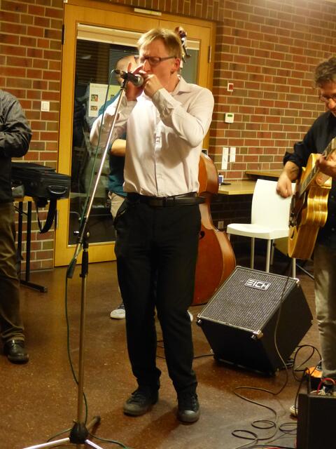 An der Bluesharp groovend und immer mit vollem Körpereinsatz ergänzte Chris Vogt das swingende Trio als Ehrengast zum Swing-Quartett.
 | Foto: privat