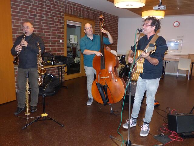 Gut aufeinander eingespielt überzeugte das Acoustic Swing Trio durch musikalische Qualität und swingenden Rhythmus (Joachim Keck, Benny Polosek und Andy Delzemich, v.l.n.r.) | Foto: privat