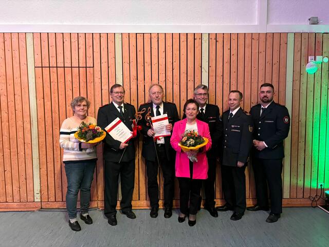 V.l.n.r.: Rose Bentz, Peter Bentz, Rudolf Schenk, Ute Schenk, Feuerwehrkommandant Markus Bucher, Landesstabsführer Nico Zimmermann, Vorstand Manuel Schenk | Foto: Feuerwehrkapelle Kirchardt