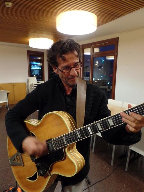 Andy Delzemich spielte mit authentischem Sound auf einer historisch wertvollen Gitarre aus den 50er Jahren. | Foto: privat