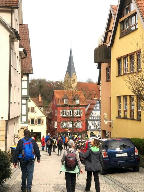 Mit Blick zur Alexanderkirche geht es zum Löwenbrunnen und Schiller`s Geburtshaus. | Foto: Isolde Reitz