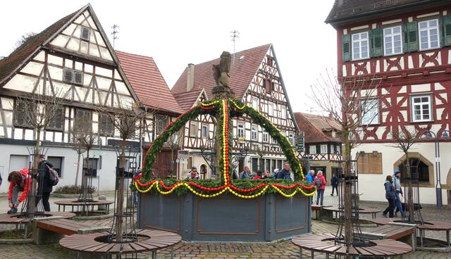 Der historische Marktplatz von Steinheim mit geschmückten Osterbrunnen. | Foto: Isolde Reitz
