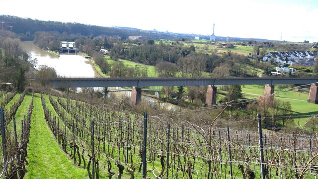 Blick von der Aussichtsplattform auf den Neckar, Schleuse Marbach, Viadukt Eisenbahnbrücke, Fahrradbrücke und dem Kraftwerk...
 | Foto: Isolde Reitz