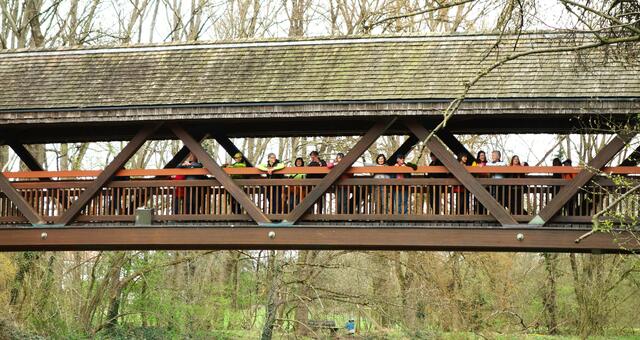 Die Wanderer überqueren die Murr auf einer alten historischen Holzbrücke. | Foto: Isolde Reitz