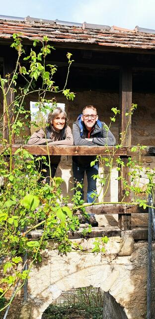 Zwei Wanderer auf einem kleinen begehbaren Stück der alten Stadtmauer. | Foto: Isolde Reitz