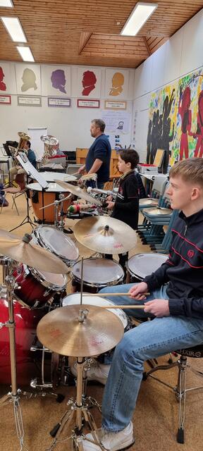 Das Schlagzeugregister verteilte zunächst die Stimmen und probte schließlich vor allem Rhythmik | Foto: MVG