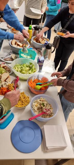 Das Mittagsbuffet war gut bestückt mit Salzbraten, Camembert und Salaten | Foto: MVG