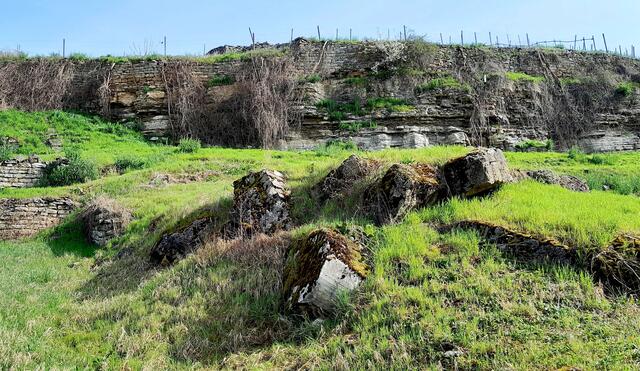 Ein weiterer gesprengter Bunker der Neckar-Enz-Stellung, oben der Prallhang | Foto: WandernGabyErich