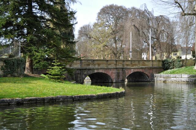 Zum Schloss kommt man nur über diese alte Steinbrücke. | Foto: Daniela Somers