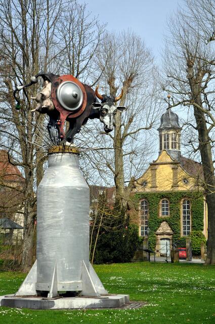 Skulptur von Jürgen Goertz. Dahinter die alte Schlosskirche. | Foto: Daniela Somers
