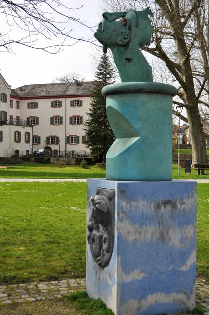 Skulptur "Allegorie der Luft" von Jürgen Goertz. Dahinter das Schloss. | Foto: Daniela Somers
