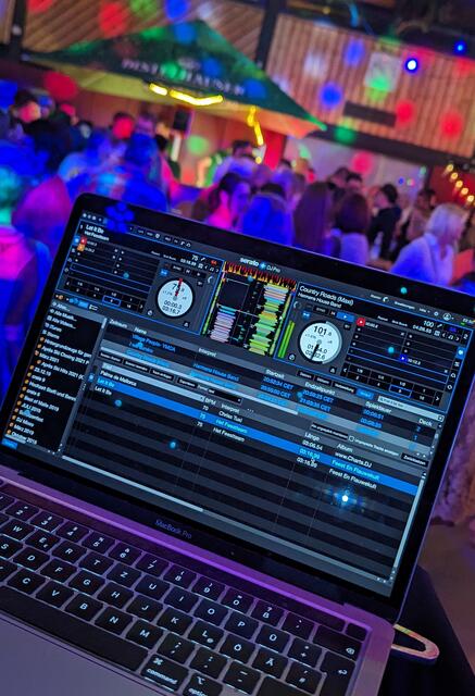 DJ Stefan Wittmann sorgte für beste Stimmung – es wurde gesungen und getanzt bis weit nach Mitternacht. | Foto: Die Pixelscheune