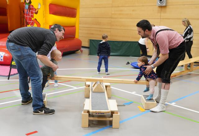 Auch für die Kleinsten war was geboten. In der Spielhalle bespaßte die Jugendabteilung die Kinder mit Hüpfburg, Torwandschießen oder Slackline. | Foto: Die Pixelscheune