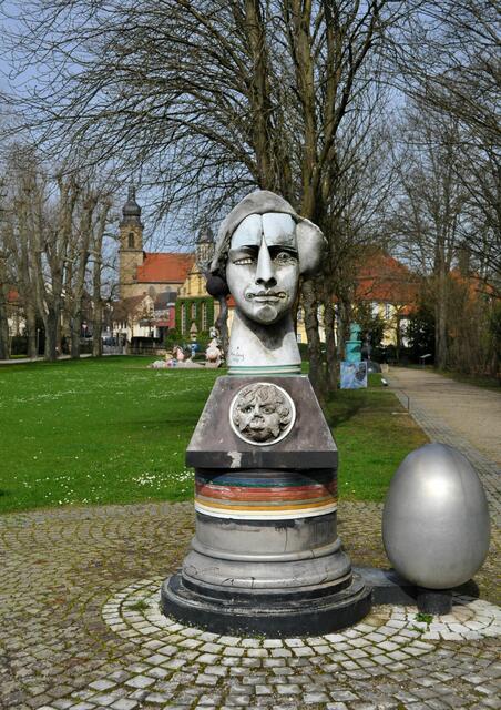 Die Skulpturen von Jügen Goertz stehen überall im Park und regen zum Nachdenken an. Natürlich stehen auch die Erklärungen dabei. Aber die Erklärungen habe ich nur teilweise fotografiert. | Foto: Daniela Somers