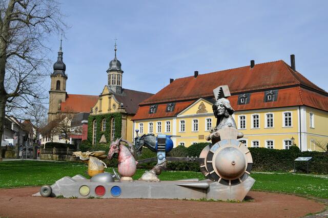 Skulptur der Wagenlenker „Chariot“. Dahinter das Geburtshaus von Friedrich Hecker und die alte Schlosskirche und die Ev. Kirche. | Foto: Daniela Somers