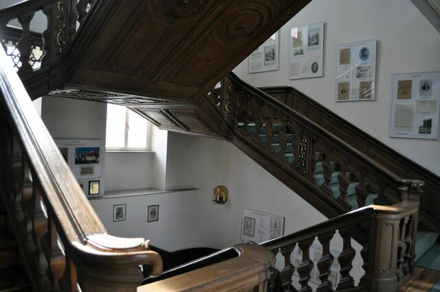 Die barocke Treppenanlage mit der Ausstellung über Friedrich Hecker. | Foto: Daniela Somers