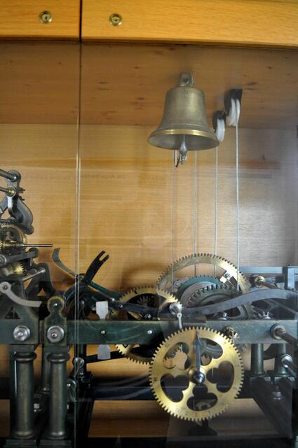 Hier kann man sich die ganze Mechanik der Turmuhr anschauen. Leider spiegelt das Glas und ich konnte es nur abschnittsweise fotografieren. | Foto: Daniela Somers