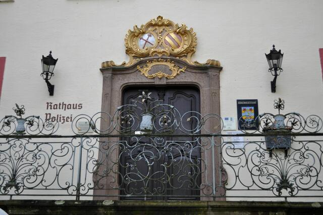 Das Eingangportal mit dem Barocken Allianzwappen Venningen-Hutten. Links von Venningen, rechts von Hutten. | Foto: Daniela Somers