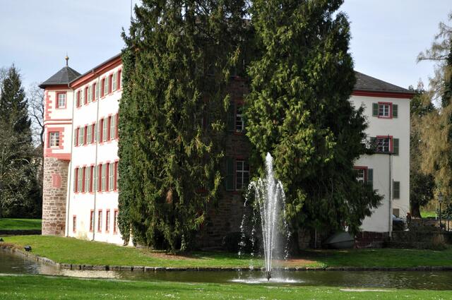 Der Wassergraben geht rund um das Schloss und wird von unterirdischen Quellen gespeist. | Foto: Daniela Somers