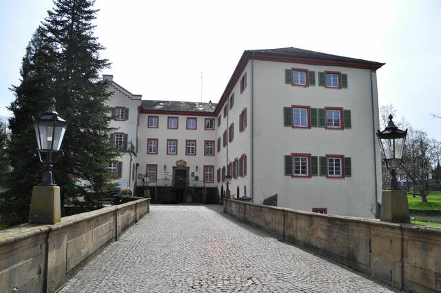 Über die Brücke gehts zum Schloss. | Foto: Daniela Somers