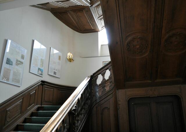 Barocke Treppenanlage. Überall an den Wänden kann man über Friedrich Hecker nachlesen. | Foto: Daniela Somers