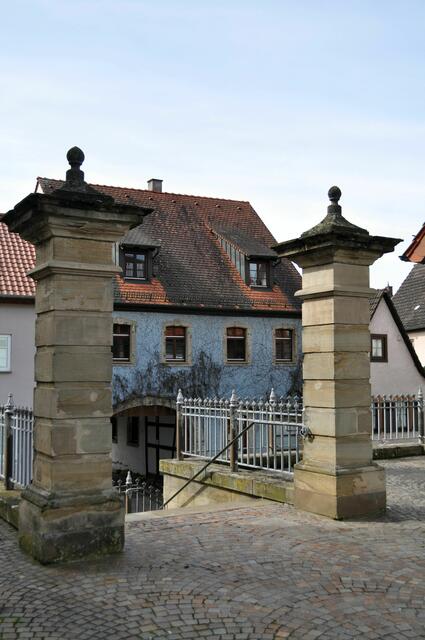 Blick von oben auf eines der alten Gebäude an der Hauptstrasse. | Foto: Daniela Somers