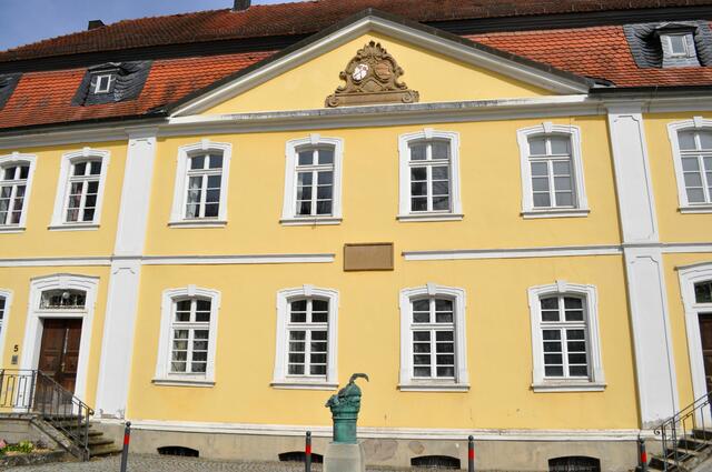 Erbaut wurde das barocke Gebäude, dass einem Schloss ähnelt, auch von Carl Philipp von Venningen und Maria Anna von Hutten zu Stolzenberg. Sie sind für viele Gebäude im Ort verantwortlich.  | Foto: Daniela Somers