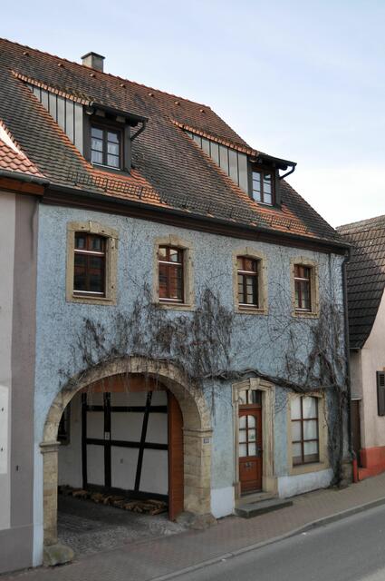 Eines der historischen Torbogen-Gebäuden an der Hauptstrasse. | Foto: Daniela Somers