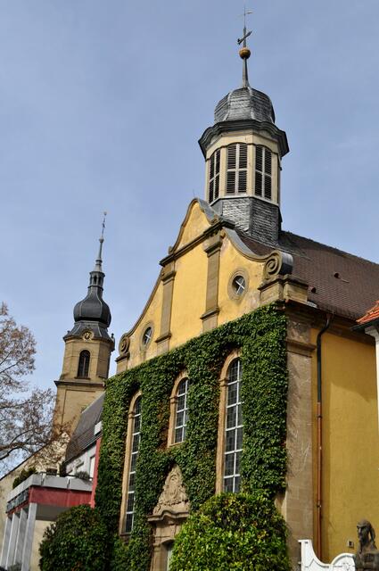 Von hier, am Friedrich-Hecker-Platz, kann man auch schon die ev. Kirche sehen. | Foto: Daniela Somers