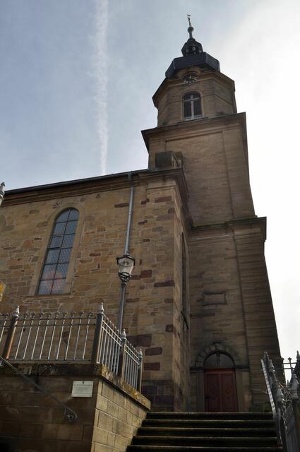 Da gehts einige Treppen hoch. Leider vergeblich. Die Kirche war zu. | Foto: Daniela Somers