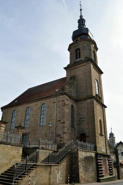 Die ev. Kirche steht leicht erhöht an der Hauptstrasse. | Foto: Daniela Somers