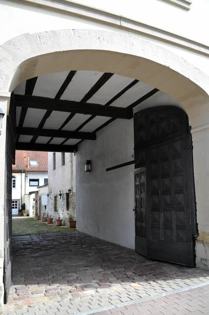 An der Hauptstrasse wurden die Torbogen-Gebäuden aus der Barockzeit saniert und einige sind heute wieder richtige Hingucker. | Foto: Daniela Somers