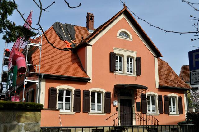 Leider wird die alte Apotheke gerade saniert und so ist der Schriftzug hinter dem Gerüst verschwunden. | Foto: Daniela Somers