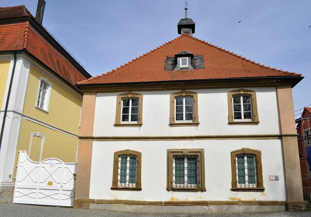 Daneben ist auch dieses alte Dienstgebäude zu sehen. | Foto: Daniela Somers