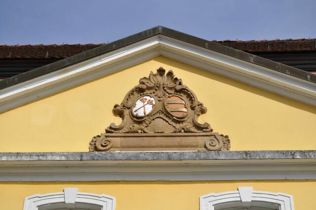 Das Allianzwappen von  Carl Philipp von Venningen (1728–1797) und Maria Anna von Hutten zu Stolzenberg  († 1781). Das Allianzwappen ist auch am Schloss zu sehen. | Foto: Daniela Somers