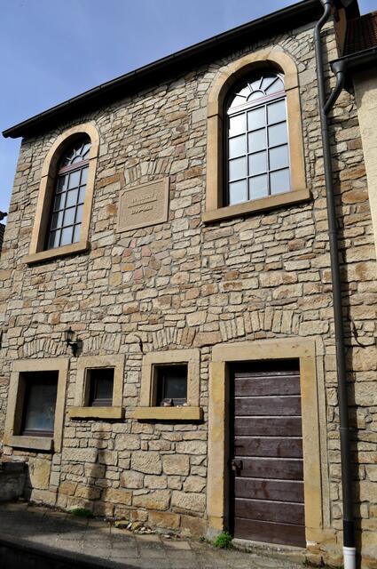 Die alte Synagoge mit den Rundbogenfenstern hat den zweiten Weltkrieg gut überstanden. Denn die Synagoge wurde im November 1938 an Privatleute verkauft und blieb dadurch erhalten. | Foto: Daniela Somers