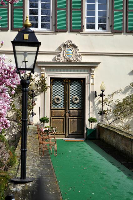 Am Eingangsportal das Familienwappen des Freiherrn von Gemmingen. | Foto: Daniela Somers