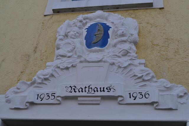 Über dem Portal des alten Rathauses. | Foto: Daniela Somers