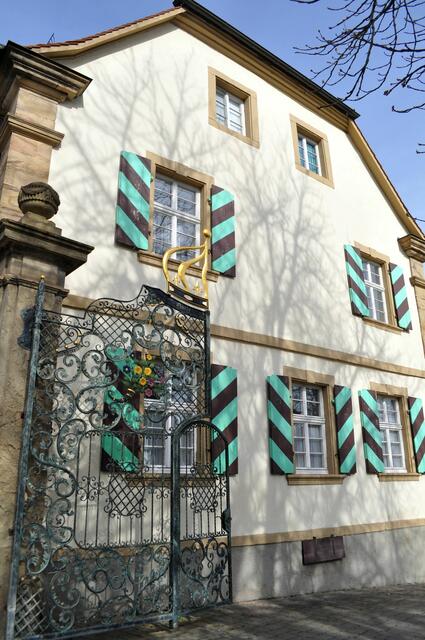 Eingangsbereich zum Hof mit einem Gebäude des Hofguts | Foto: Daniela Somers