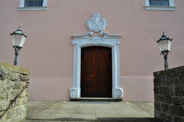 Eingangsportal. Da das Langschiff von der Kirchengemeinde gebaut wurde, hat es ein anderes Wappen als am Glockenturm. | Foto: Daniela Somers