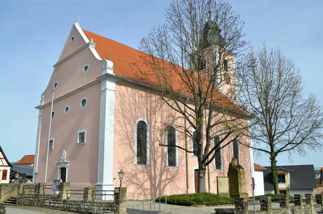 ev. Kirche Michelfeld. Das Langhaus wurde von der Kirchengemeinde bezahlt. Der Glockenturm vom Baron von Gemmingen. | Foto: Daniela Somers
