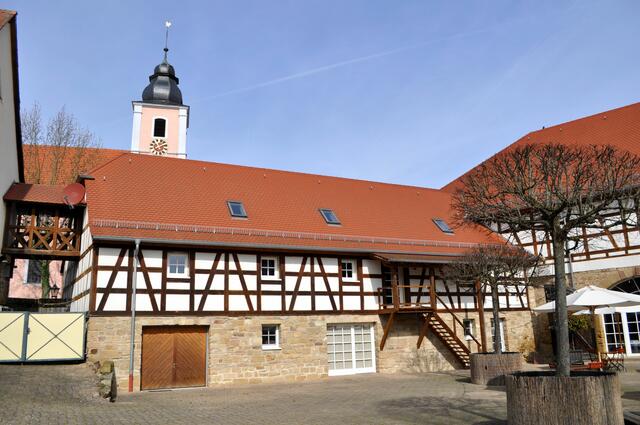 Das dazugehörige Landgut. Heute ein Restaurant. Dahinter die ev. Kirche. | Foto: Daniela Somers